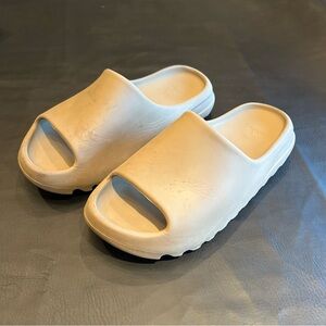 Yeezy Men’s Streetwear Slides Preowned Excellent Brown Read Below No flaws